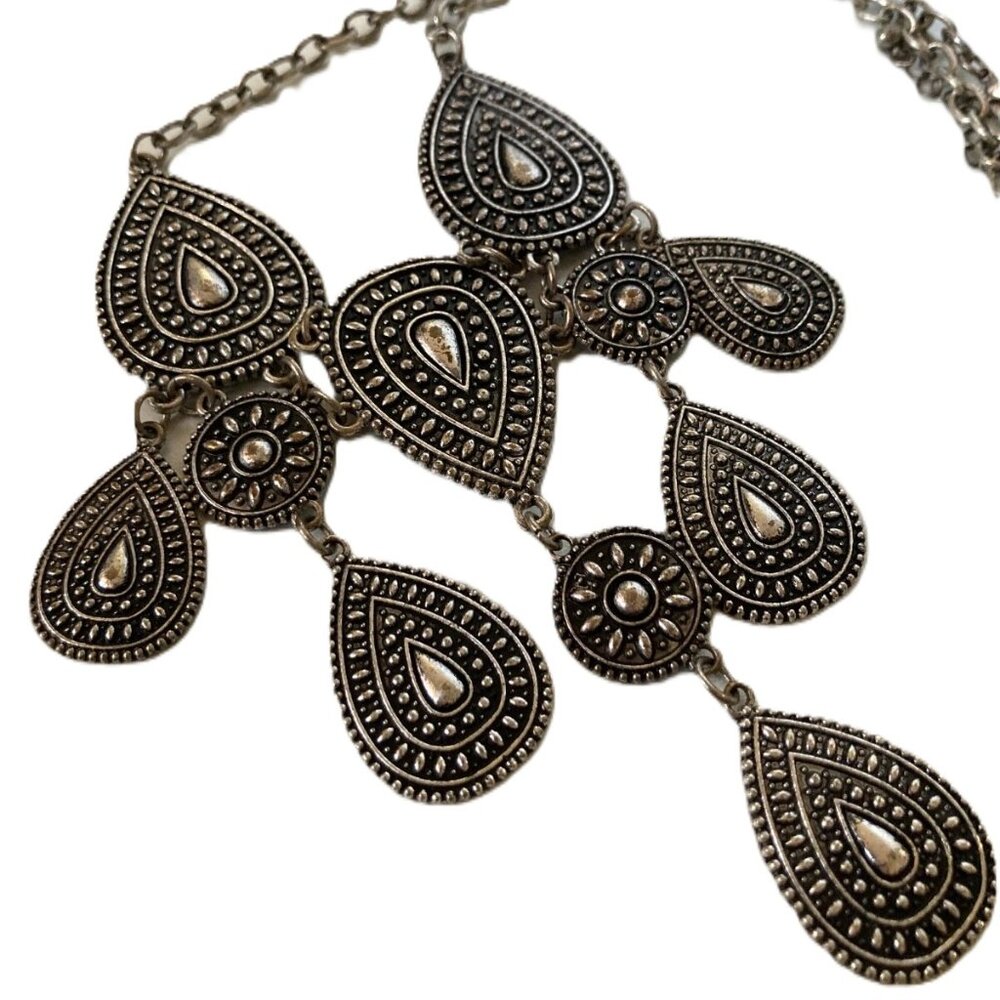 Bib Necklace Silvertone W/Cascade Embossed Medallion Plates on Chain preloved - Picture 5 of 6